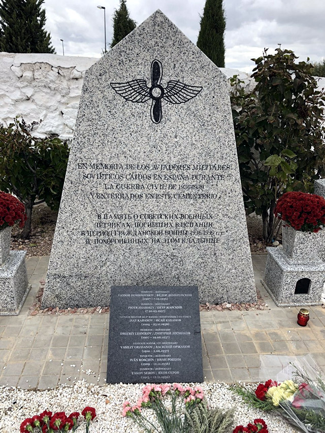 Памятник на могиле советских военных летчиков, погибших в Испании в период Гражданской войны 1936-1939 годов, на кладбище у города Санта-Крус-де-ла-Сарса