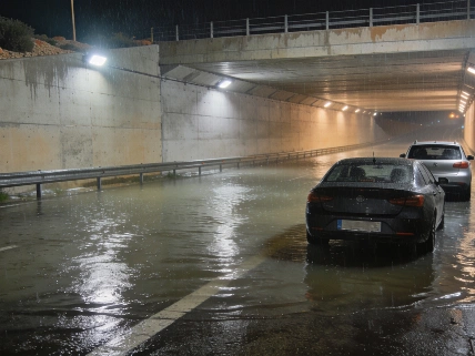 Floodwater traps 13 people in AP-7 tunnel in Alicante RUSSPAIN.com