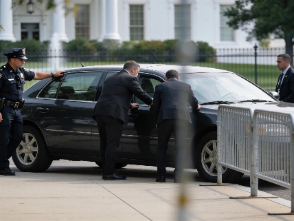 Man detained after driving onto White House sidewalk seeking Trump RUSSPAIN.com