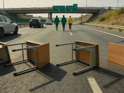 School Desks Halt Traffic on Madrid’s A-3 RUSSPAIN.com