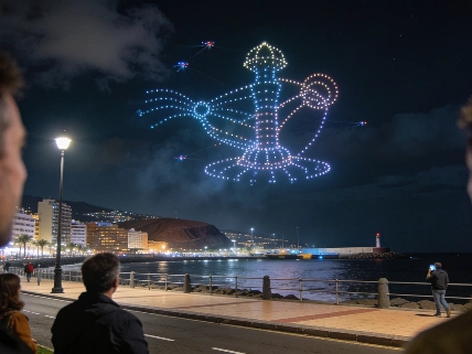 Santa Cruz opens Plenilunio with more than 500 drones RUSSPAIN.com