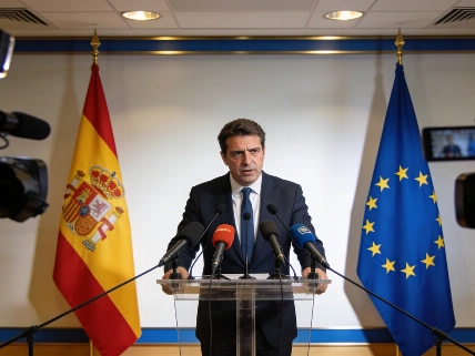 Albares Calls on Feijóo to Reject Rajoy's Comments on French Team RUSSPAIN.com