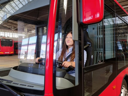 Youngest bus driver in A Coruña breaks barriers behind the wheel RUSSPAIN.com