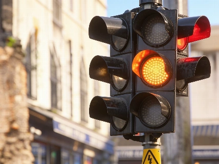 Spain rewrites traffic light rules to protect pedestrians RUSSPAIN.com