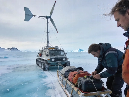Spain's Wind-Powered Sled Heads Into Antarctica's Interior RUSSPAIN.com