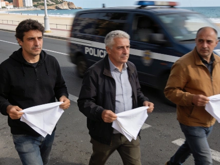 Ceuta protesters march to Tarajal beach over migration crisis RUSSPAIN.com