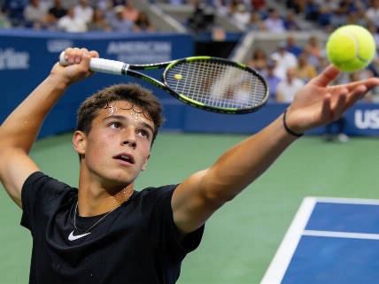Shelton dismantles Tsitsipas to set up US Open clash with Alcaraz RUSSPAIN.com