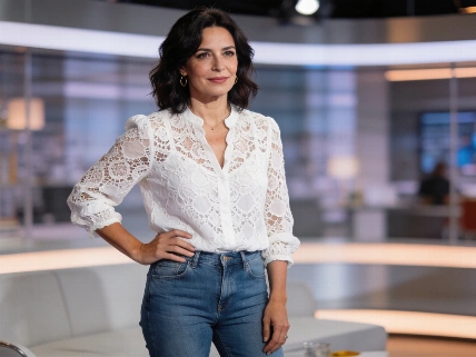 Nuria Roca turns heads on El Hormiguero with a Mango guipure blouse RUSSPAIN.com