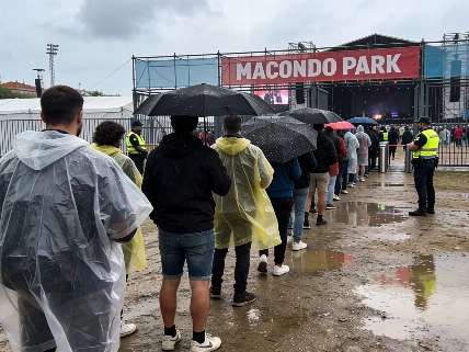 Shakira’s Madrid concert presses on despite rain warnings RUSSPAIN.com