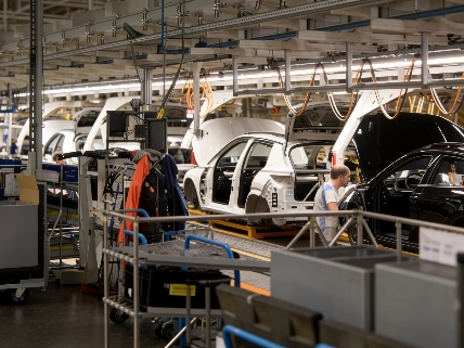 Spanish car factories hire as electric and hybrid models take over RUSSPAIN.com