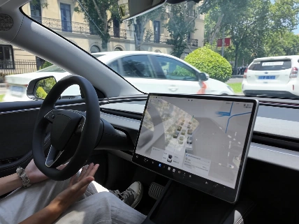 Young Drivers Rely on Car Autopilot for Distractions RUSSPAIN.com