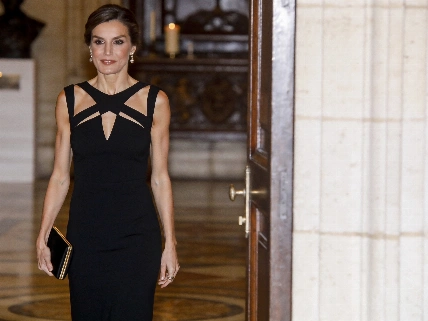 Letizia chooses a customised Sybilla gown for Planeta awards RUSSPAIN.com