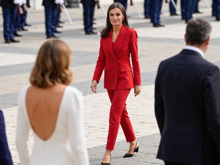 Sofía Rewears Her Red Suit at Madrid’s National Day Parade RUSSPAIN.com