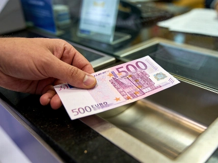 Cash withdrawals over three thousand euros trigger tax scrutiny in Spain RUSSPAIN.com