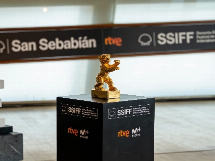 Mike Leigh wins San Sebastián's top prize with _Tender Loving Care_ RUSSPAIN.com
