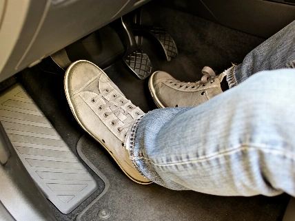 Resting Your Left Foot on the Clutch Can Destroy Your Car Faster RUSSPAIN.com
