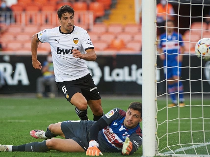 Luis Rioja's late goal lifts Valencia past Alavés in Vitoria RUSSPAIN.com