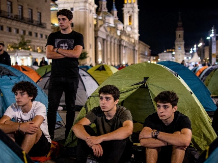 Tense Night for Youth Protesters in Zaragoza Plaza RUSSPAIN.com