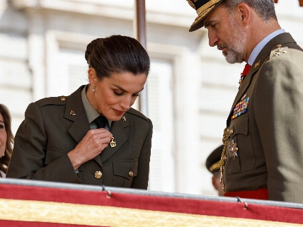 Leonor’s Toisón de Oro badge slips loose at Madrid parade RUSSPAIN.com