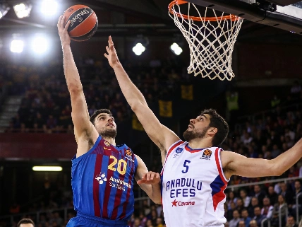 Anadolu Efes lose grip in Barcelona, fall after late collapse RUSSPAIN.com