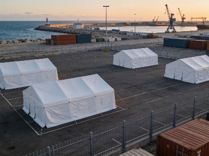 Spanish Government Seizes Ceuta Port to House Over One Thousand Migrants RUSSPAIN.com