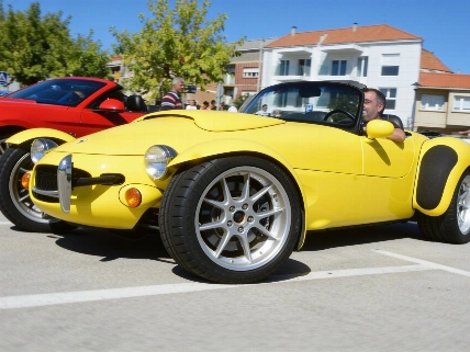 Mustangs and Ford pickups draw a crowd at Rodeira beach RUSSPAIN.com