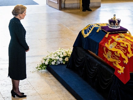 Queen Sonia stands alone at King Harald V funeral in Oslo RUSSPAIN.com