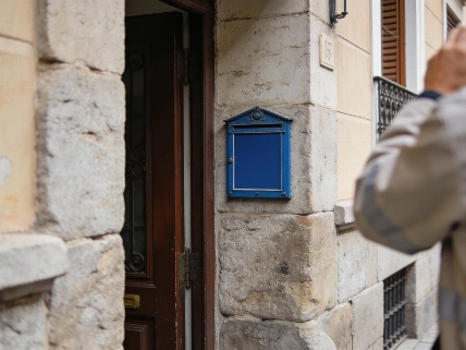 A blue plaque marks Maricarmen's eviction in Madrid RUSSPAIN.com