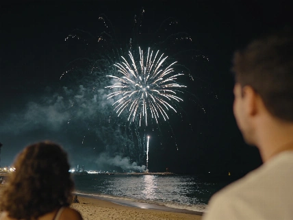 Barcelona draws 121000 people to its new beach Piromusical RUSSPAIN.com