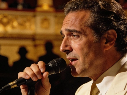 Julio José Iglesias Jr returns to Spain with a tribute to his father RUSSPAIN.com