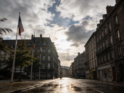 Heavy Clouds and Strong Winds Shape Béthune's Weather RUSSPAIN.com