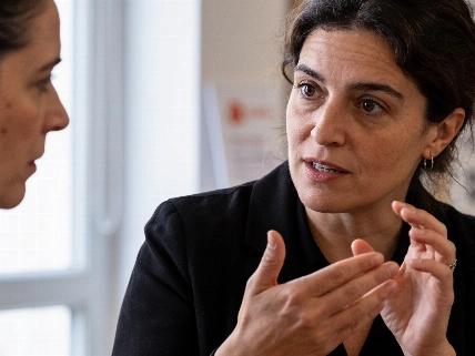 Miriam Garlo turns deafness into a fight for identity RUSSPAIN.com