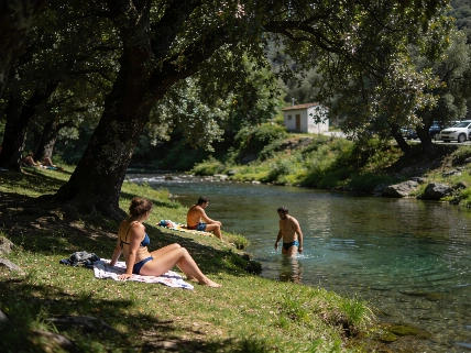 Navaconcejo’s Four Wild Pools: Why ‘El Benidorm’ Draws Summer Crowds RUSSPAIN.com