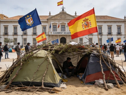Ceuta residents rebuild beach camp outside Government headquarters RUSSPAIN.com