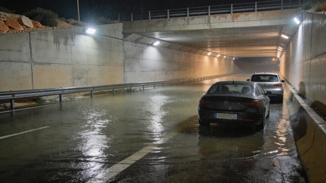 Floodwater traps 13 people in AP-7 tunnel in Alicante RUSSPAIN.com
