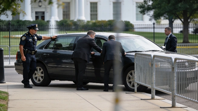 Man detained after driving onto White House sidewalk seeking Trump RUSSPAIN.com