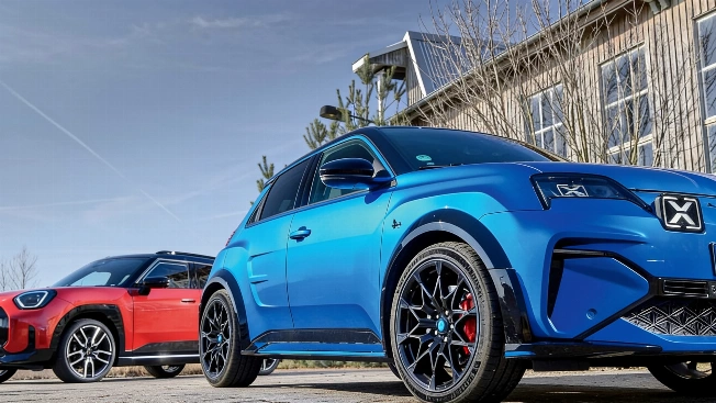 Alpine A290 GTS vs Mini Aceman SE: Electric Hot Hatches Face Off RUSSPAIN.com