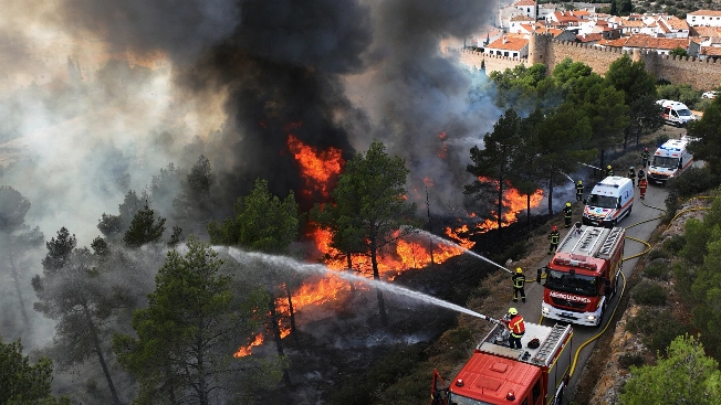 Mass Evacuations as Wildfires in Madrid and Ávila Escalate RUSSPAIN.com