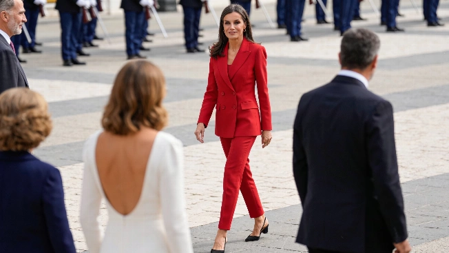 Sofía brings a red suit to Spain’s National Day RUSSPAIN.com
