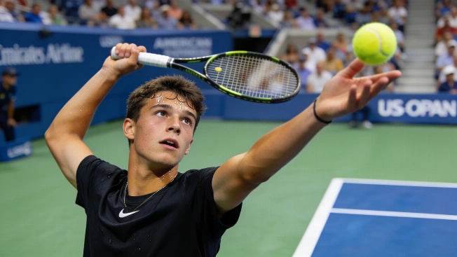 Shelton dismantles Tsitsipas to set up US Open clash with Alcaraz RUSSPAIN.com