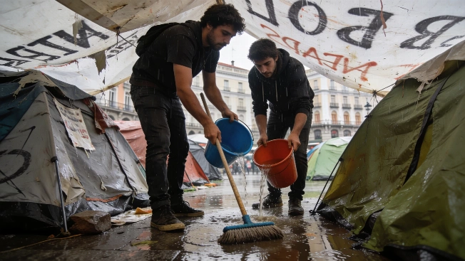 Improvised Drainage Efforts After Heavy Rain Floods Sol Encampment RUSSPAIN.com