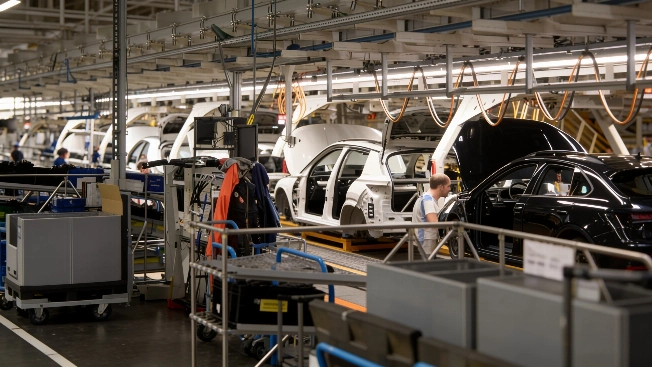 Spanish car factories hire as electric and hybrid models take over RUSSPAIN.com