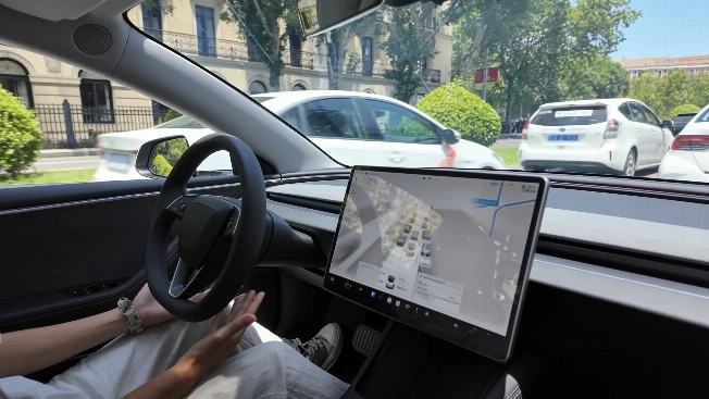 Young Drivers Rely on Car Autopilot for Distractions RUSSPAIN.com