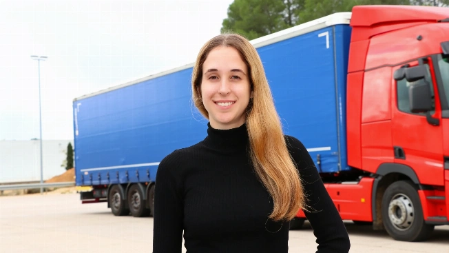 Spain’s Youngest Female Truck Driver Breaks Barriers at 22 RUSSPAIN.com