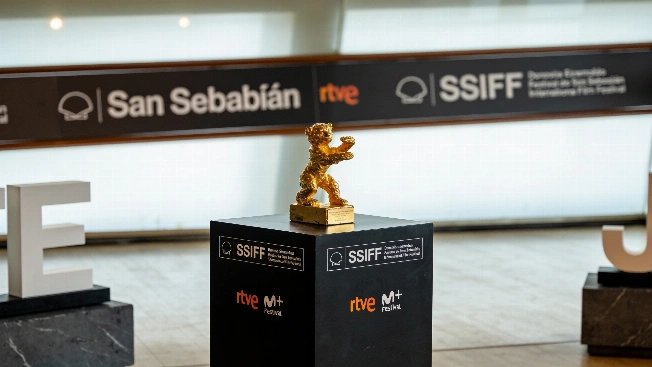 Mike Leigh wins San Sebastián's top prize with _Tender Loving Care_ RUSSPAIN.com