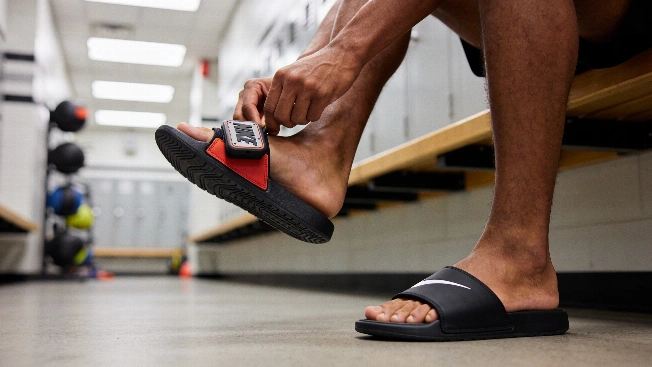 Nike Unveils Heated, Massaging Recovery Sandals for Athletes RUSSPAIN.com