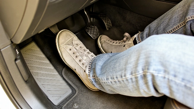 Resting Your Left Foot on the Clutch Can Destroy Your Car Faster RUSSPAIN.com
