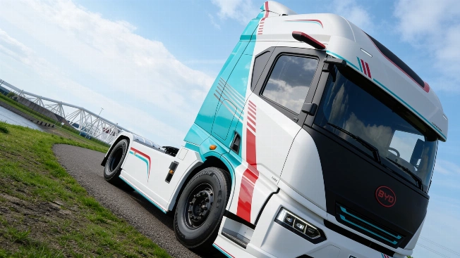 BYD ETT 44 electric truck charges in twenty minutes with 651 kWh battery RUSSPAIN.com