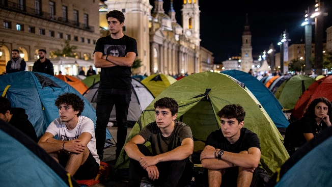 Tense Night for Youth Protesters in Zaragoza Plaza RUSSPAIN.com