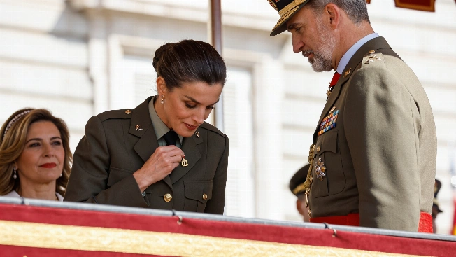 Leonor’s Toisón de Oro badge slips loose at Madrid parade RUSSPAIN.com